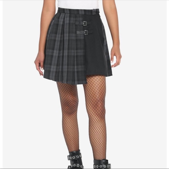 Hot Topic Skirts Hot Topic Plaid Pleated Mini Skirt Medium Black